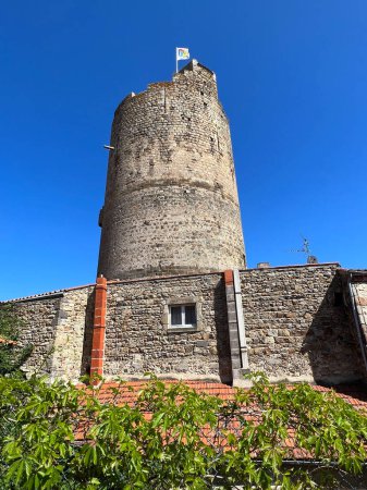 Burgturm im mittelalterlichen Dorf Montpeyroux in Frankreich
