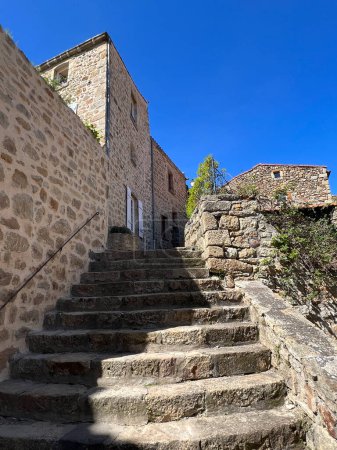 Escaleras en el pueblo medieval de Montpeyroux en Francia