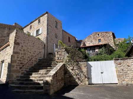 Escaleras en el pueblo medieval de Montpeyroux en Francia