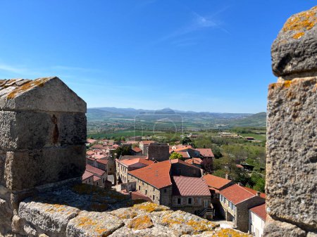Blick vom Burgturm im mittelalterlichen Dorf Montpeyroux in Frankreich