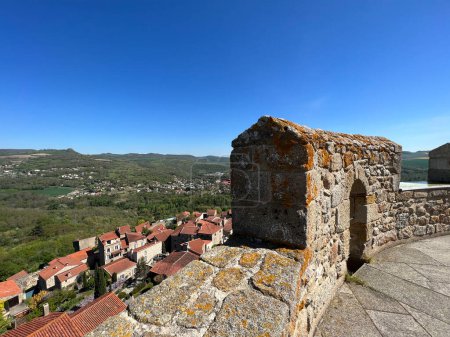 Vista desde la torre del castillo en el pueblo medieval de Montpeyroux en Francia