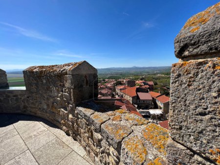 Blick vom Burgturm im mittelalterlichen Dorf Montpeyroux in Frankreich