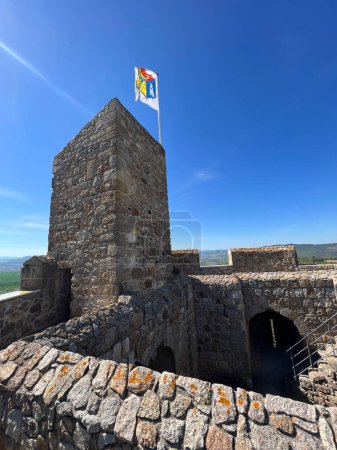 Der Burgturm im mittelalterlichen Dorf Montpeyroux in Frankreich
