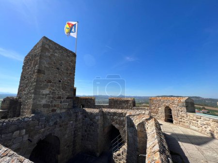 Vista desde la torre del castillo en el pueblo medieval de Montpeyroux en Francia