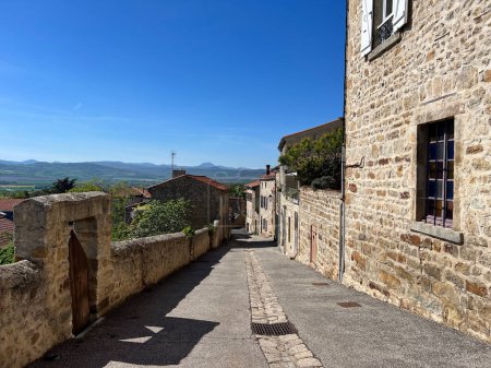 Straße im mittelalterlichen Dorf Montpeyroux in Frankreich