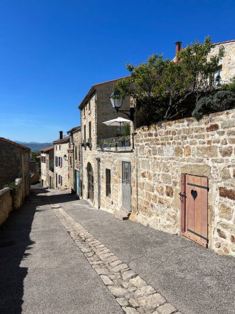 Straße im mittelalterlichen Dorf Montpeyroux in Frankreich