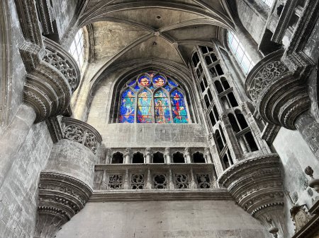 Foto de Dentro de la Basílica de San Juan Bautista en Chaumont, Francia - Imagen libre de derechos