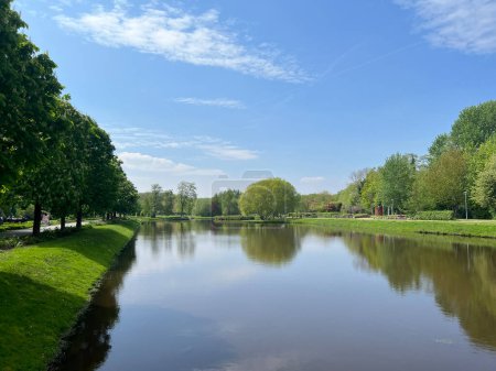 Lago en un parque en Papenburg, Alemania