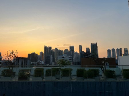 Blick auf das Dach des Sonnenuntergangs in Khlong Tan in Bangkok, Thailand