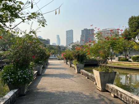 Téléchargez les photos : Chaloem Phra Kiat 80 Phansa Somdet Phrachao Yuhua Public Park à Bangkok, Thaïlande - en image libre de droit