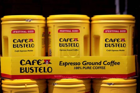 Foto de Honolulu, HI - 20 de diciembre de 2022: La popular marca de café latinoamericana Café Bustelo contenedor amarillo a granel en la plataforma al por mayor - Imagen libre de derechos