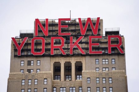 Foto de Nueva York, NY - 31 de marzo de 2023: Cierre del emblemático cartel del New Yorker Hotel en Manhattan, parte de Wyndham Hotels & Resorts - Imagen libre de derechos