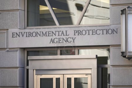 Téléchargez les photos : Washington DC, États-Unis - 4 avril 2023 : Un panneau d'entrée près de l'immeuble de bureaux de l'Agence américaine pour la protection de l'environnement dans la capitale nationale. - en image libre de droit