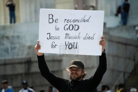 Téléchargez les photos : Washington, DC - 3 avril 2023 : Un militant chrétien masculin tient un signe de protestation soutenant Dieu et Jésus messie devant le Lincoln Memorial. - en image libre de droit
