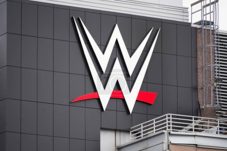 Téléchargez les photos : Stamford, CT - 7 avril 2023 : World Wrestling Entertainment, Inc. également connu sous le nom de logo WWE sur le bâtiment du siège social de l'entreprise dans le Connecticut. - en image libre de droit