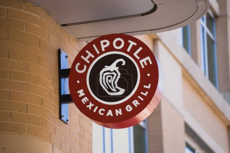 Foto de Arlington, VA - 2 de abril de 2023: Cartel circular de Chipotle Mexican Grill en la calle popular de Virginia. - Imagen libre de derechos