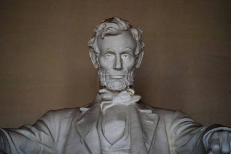 Foto de Retrato directo en la cara oscuro de Abraham Lincoln en Memorial en Washington, DC en alto contraste estilizado. - Imagen libre de derechos