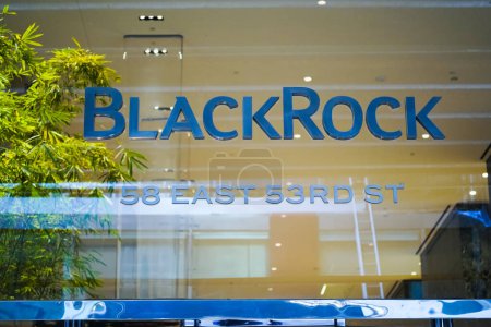 Foto de Nueva York, NY - 9 de abril de 2023: Blackrock investment management office building entrance name logo at 53rd Street corporate headquarters in Midtown, Manhattan - Imagen libre de derechos