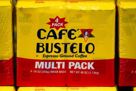 Foto de Bronx, NY - 7 de abril de 2023: Café Bustelo, popular marca de café latinoamericana contenedor amarillo a granel en la plataforma al por mayor - Imagen libre de derechos
