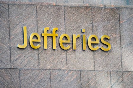 Foto de Nueva York, NY - 9 de abril de 2023: Jefferies Group banco de inversión independiente y sede de la compañía de servicios financieros en Midtown, Manhattan. - Imagen libre de derechos