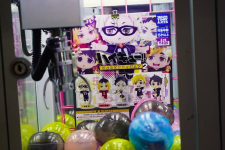 Téléchargez les photos : Edgewater, NJ - avril 13, 2023 : Populaire manga japonais de volley-ball Haikyu Chibi figure au jeu de grue arcade - en image libre de droit
