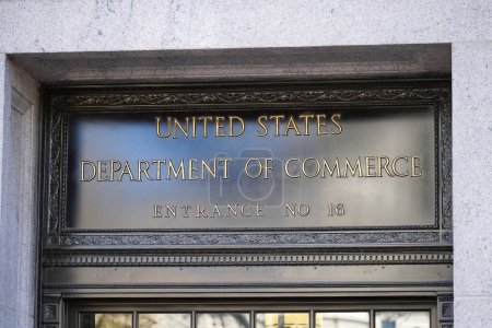 Foto de Washington, DC - 4 de abril de 2023: Departamento de Comercio de los Estados Unidos firma y entra en el edificio Herbert C. Hoover. - Imagen libre de derechos