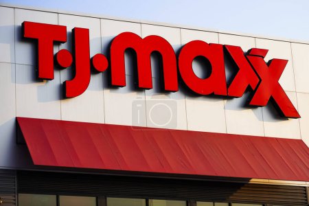 Téléchargez les photos : Bronx, NY - mai 21, 2023 : T.J.Maxx retail store entrance signage close up - en image libre de droit