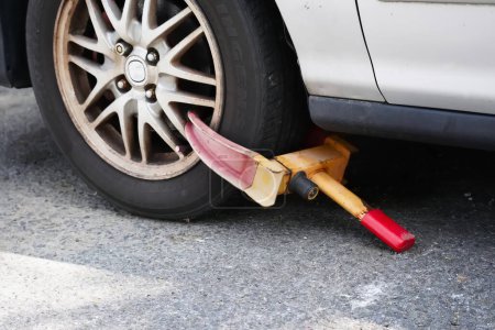 Foto de Bronx, NY - 10 de mayo de 2023: Cerradura de seguridad de arranque de neumáticos de automóvil en la calle. Viejo, oxidado y sucio - Imagen libre de derechos