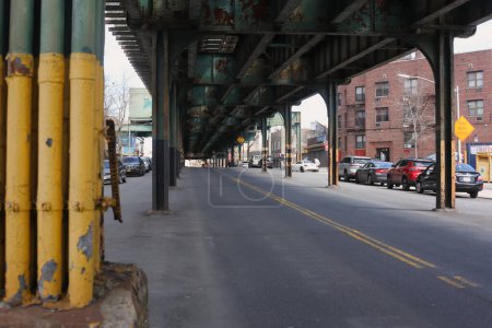Téléchargez les photos : Bronx, NY - 20 mars 2023 : Vue en perspective sous la ligne de métro 6 lignes MTA à Pelham Bay - en image libre de droit
