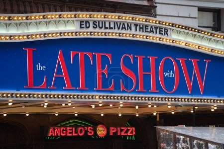 Foto de Nueva York, NY - 17 de septiembre de 2023: The Late Show with Stephen Colbert at the Ed Sullivan Theater at 1697 Broadway - Imagen libre de derechos