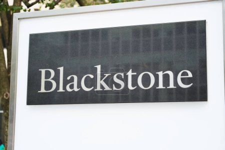 Foto de Nueva York, NY - 17 de septiembre de 2023: Blackstone Inc., American alternative investment management company 's sign at corporate headquarters at 345 Park Avenue, New York City. - Imagen libre de derechos
