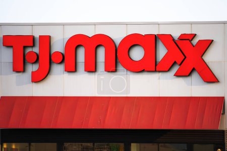 Téléchargez les photos : Bronx, NY - Mai 27, 2023 : T.J.Maxx stores company exterior logo close up - en image libre de droit