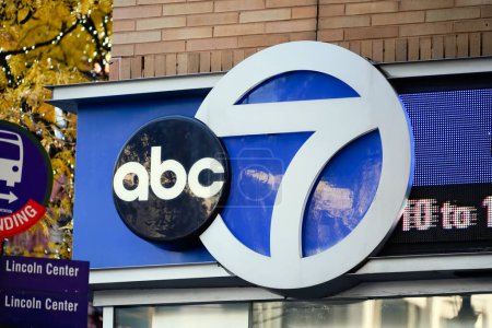 Téléchargez les photos : New York, NY - 23 nov. 2023 : Logo ABC7 sur l'immeuble de bureaux du siège social de WABC, Lincoln Square. WABC, American Broadcasting Company est propriétaire de mon Disney Entertainment. - en image libre de droit