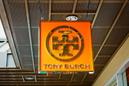 Foto de Waipahi, HI - 23 de diciembre de 2023: emblema de la etiqueta de moda Tory Burch en la tienda boutique colgante en Waikele Premium Outlets. - Imagen libre de derechos