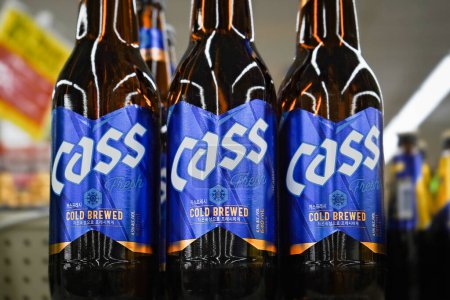 Téléchargez les photos : Honolulu, HI - 23 décembre 2023 : Bouteilles de bière coréenne de marque Cass Fresh Cold Brewed avec étiquettes bleues importées aux États-Unis. - en image libre de droit