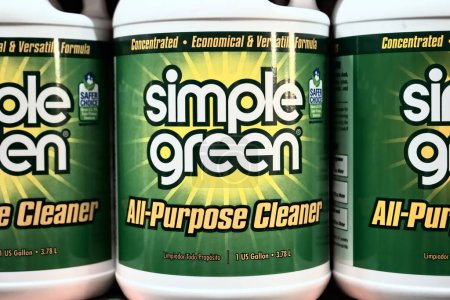 Foto de Honolulu, HI - 15 de diciembre de 2023: Simple Green brand all-purpose cleaner by Sunshine Makers Inc. Anunciado como una alternativa ecológica a los productos químicos más duros. - Imagen libre de derechos