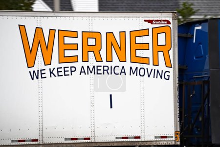 Téléchargez les photos : New York, NY - octobre 27, 2023 : Werner Enterprises, Inc. Logo de l'entreprise américaine de camionnage logistique gros plan sur camion cargo routier. - en image libre de droit