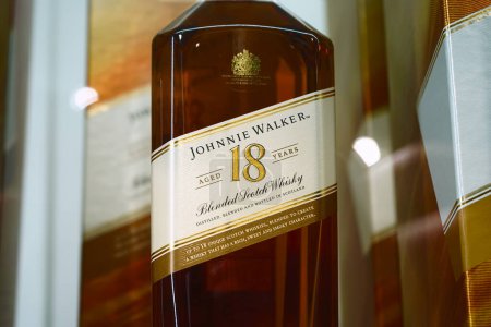 Téléchargez les photos : Honolulu, HI - janvier 12, 2024 : Johnnie Walker Aged 18 Years blended scotch whisky bottle label close seup with selective focus - en image libre de droit