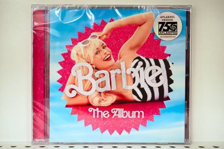 Foto de Nueva York, NY - 21 de marzo de 2024: Barbie the Album, Barbie film soundtrack music CD cover on display at retail store. - Imagen libre de derechos