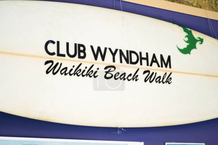 Téléchargez les photos : Honolulu, HI - Jan 12, 2024 : Club Wyndham Waikiki Beach balnéaire hôtel signalisation sur planche de surf suspendue - en image libre de droit