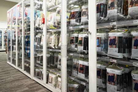 Téléchargez les photos : New York, NY - mars 21, 2024 : Intérieur du grand magasin Target avec des sous-vêtements pour hommes enfermés dans des cas de prévention du vol en raison de la criminalité et du rétrécissement des stocks - en image libre de droit