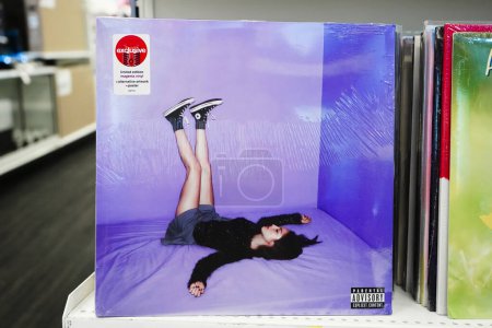 Téléchargez les photos : New York, NY - 21 mars 2024 : GUTS album vinyl Target exclusive purple edition by Olivia Rodrigo on display. - en image libre de droit