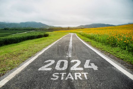 Feliz año nuevo 2024,2024 simboliza el comienzo del nuevo año. La carta de inicio de año nuevo 2024 en la carretera en la carretera ruta de la naturaleza tienen ecología del entorno de los árboles o el concepto de fondo de pantalla verde.