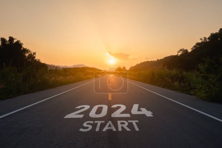 Feliz año nuevo 2024,2024 simboliza el comienzo del nuevo año. La carta de inicio de año nuevo 2024 en la carretera en la ruta de la naturaleza camino puesta del sol árbol entorno ecología o vegetación fondo de pantalla concepto.