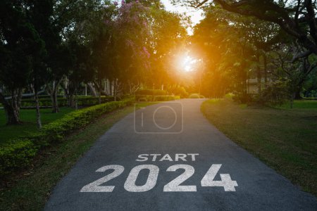 Feliz año nuevo 2024,2024 simboliza el comienzo del nuevo año. La carta de inicio de año nuevo 2024 en la carretera en la carretera ruta de la naturaleza tienen ecología del entorno de los árboles o el concepto de fondo de pantalla verde.