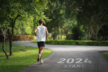 Sportler beim Laufen im Parkgarten. Start ins neue Jahr 2024. Start-up-Läuferinnen laufen auf der Straße Park Natur zum Ziel des Erfolgs. Menschen, die als Teil der Nummer 2024 kandidieren. Sportgesundheit.
