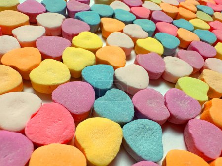 Téléchargez les photos : Un bonbon d'affichage douce Saint Valentin amour romance donnant bonbons relation - en image libre de droit