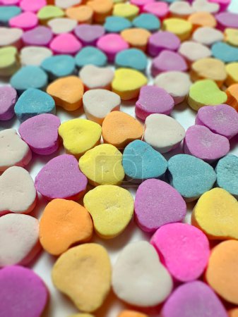 Téléchargez les photos : Une douce Saint Valentin affichage bonbons amour romance donnant bonbons relation - en image libre de droit