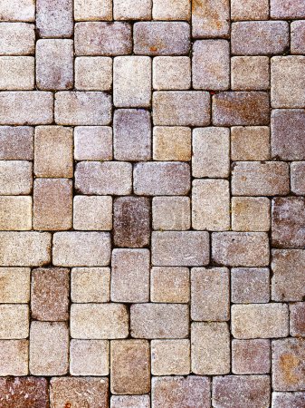 Téléchargez les photos : Une paveuse briques pavé gros plan vintage brique route allée rue pierre rétro - en image libre de droit