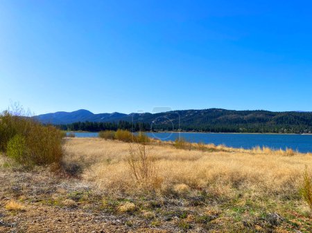 Téléchargez les photos : A mountain lake season meadow glade dry fall autumn grass clear blue sky day - en image libre de droit